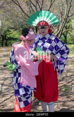 Mitglieder des japanischen Volkstanzinstituts bei der Feier der Kirschblüte und der US-japanischen Freundschaft in Sakura Matisi. In Queens, New York. Stockfoto