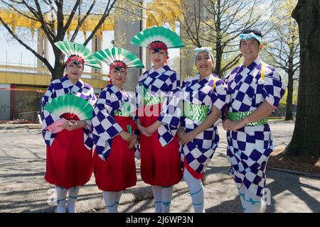 Posierte Porträt von 5 Frauen Mitglieder des japanischen Volkstanzinstituts bei der Sakura Mtsuri Feier. In Queens, New York. Stockfoto