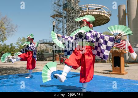 Mitglieder des japanischen Volkstanzinstituts veranstalten einen Tanz mit 5 Fans. Bei der Sakura Matisuri-Feier in Queens, New York. Stockfoto