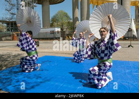 Mitglieder des japanischen Volkstanzinstituts bei der Feier der Kirschblüte und der US-japanischen Freundschaft in Sakura Matisi. In Queens, New York. Stockfoto