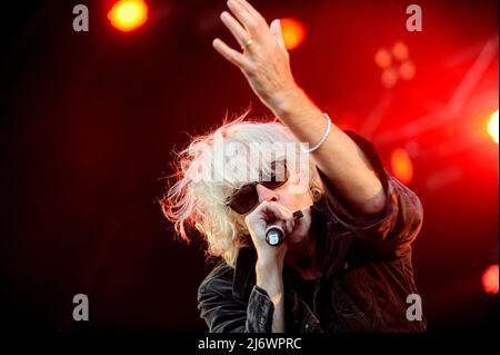 Sir Bob Geldof Leadsänger der Boomtown Rats tritt live auf der Bühne des Lets Rock Leeds 80s Festivals in Großbritannien auf. Stockfoto