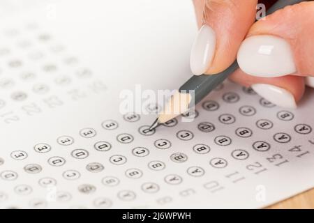 Hand-Füllung in Prüfung-Carbon Computer Papier und Bleistift Stockfoto