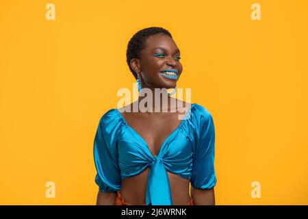 Attraktive afroamerikanische Frau im stylischen blauen Outfit Stockfoto