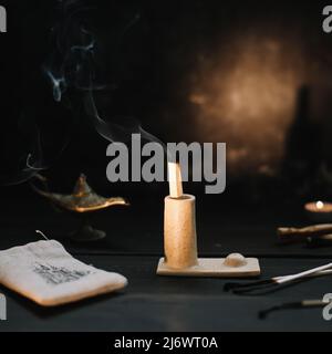 Palo Santo brennt mit Rauch in einem schönen Kerzenständer. Heilung, Meditation, Entspannung, reinigendes Konzept. Palo santo Holz, aromatische Sticks o Stockfoto