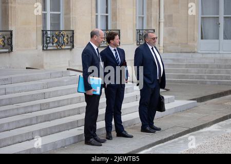 Paris, Frankreich, 4. Mai 2022, der französische Minister für Bildung, Jugend und Sport Jean Michel Blanquer, der französische Staatsminister für europäische Angelegenheiten, dem Minister für Europa und auswärtige Angelegenheiten Clement Beaune beigeordnet, Der französische Minister Joel Giraud verlässt das Amt nach einer wöchentlichen Kabinettssitzung am 4. Mai 2022 im Elysée-Palast in Paris. Foto von Raphael Lafargue/ABACAPRESS.COM Stockfoto