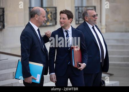 Paris, Frankreich, 4. Mai 2022, der französische Minister für Bildung, Jugend und Sport Jean Michel Blanquer, der französische Staatsminister für europäische Angelegenheiten, dem Minister für Europa und auswärtige Angelegenheiten Clement Beaune beigeordnet, Der französische Minister Joel Giraud verlässt das Amt nach einer wöchentlichen Kabinettssitzung am 4. Mai 2022 im Elysée-Palast in Paris. Foto von Raphael Lafargue/ABACAPRESS.COM Stockfoto