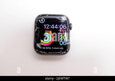 Newburn UK: 1.. Mai 2022: Eine kaputte Apple Watch Serie 4 mit einem zertrümmerten Bildschirm kaputtes Glas Stockfoto