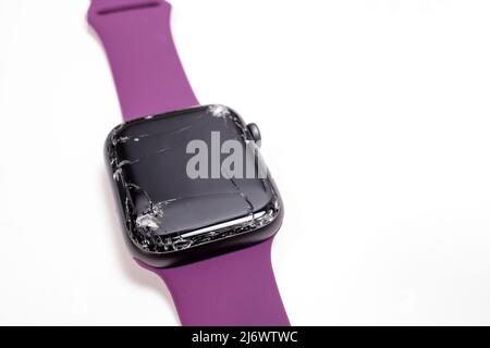 Newburn UK: 1.. Mai 2022: Eine kaputte Apple Watch Serie 4 mit einem zertrümmerten Bildschirm kaputtes Glas Stockfoto