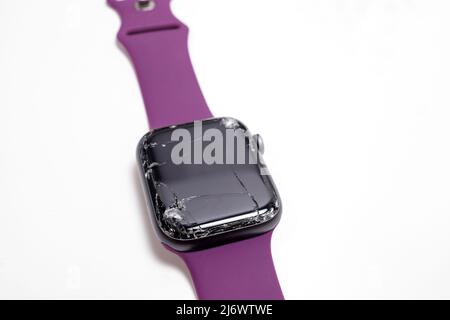 Newburn UK: 1.. Mai 2022: Eine kaputte Apple Watch Serie 4 mit einem zertrümmerten Bildschirm kaputtes Glas Stockfoto