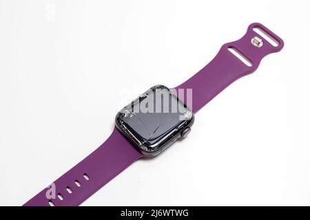 Newburn UK: 1.. Mai 2022: Eine kaputte Apple Watch Serie 4 mit einem zertrümmerten Bildschirm kaputtes Glas Stockfoto