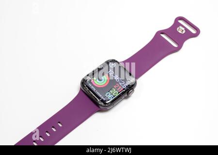 Newburn UK: 1.. Mai 2022: Eine kaputte Apple Watch Serie 4 mit einem zertrümmerten Bildschirm kaputtes Glas Stockfoto