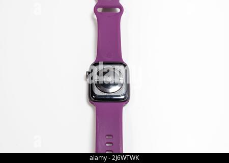 Newburn UK: 1.. Mai 2022: Eine kaputte Apple Watch Serie 4 mit einem zertrümmerten Bildschirm kaputtes Glas Stockfoto