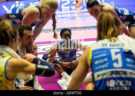 DANIELE SANTARELLI (Trainer Imoco Conegliano) mit Team während der Auszeit während des Play Off - Vero Volley Monza gegen Prosecco Doc Imoco Volley Conegliano, Volleyball Italienische Serie A1 Frauenspiel in Monza, Italien, Mai 03 2022 Stockfoto