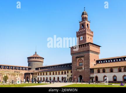 Der Torre del Filarete, der Hauptturm des Castello Sforzesco (Castello Sforza) in Mailand, Italien, an einem sonnigen Tag vom äußeren Innenhof aus gesehen. Stockfoto