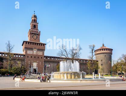 Haupteingang des Castello Sforzesco (Castello Sforza) in Mailand, Italien, von der piazza Castello mit dem Brunnen und dem Torre del Filarete aus gesehen. Stockfoto