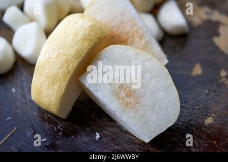 Nahaufnahme eines frischen Birnenschnitts auf einem Schneidebrett Stockfoto