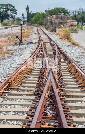 Ein Gleisbau in unmittelbarer Nähe eines Bahnhofs in Thailand Asien Stockfoto