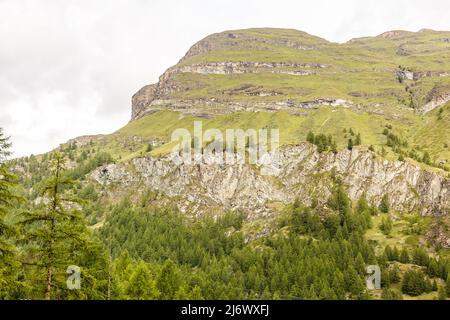 Schöne Erkundungstour durch die Berge in der Schweiz. Stockfoto