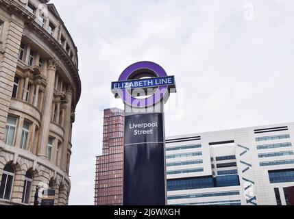 London, Großbritannien. 4. Mai 2022. Schild an der Liverpool Street Station. Elizabeth Line, Londons neue Crossrail-Bahn- und U-Bahn-Linie, wird nach zahlreichen Verspätungen am 24.. Mai eröffnet. Der Bau der Linie begann 2009 und sollte ursprünglich 2018 eröffnet werden. Kredit: Vuk Valcic/Alamy Live Nachrichten Stockfoto