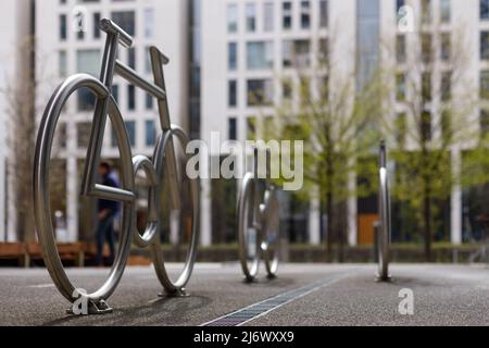 Designer-Fahrradparkplatz, moderner Stil. Metallrahmen in Form eines Fahrrads. Stockfoto