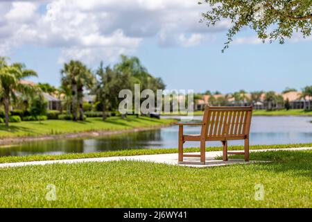 Verona Walk Naples Real Estate Park Bank an einem See Stockfoto