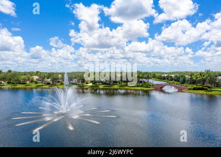 Verona Walk Neapel, Gated Community, Clubhouse mit Brunnen am See Stockfoto