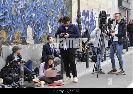 FRANKREICH. PARIS (75) 11TH ARR. PASSAGE DUBAIL. JOURNALISTEN UND TV-TEAMS VOR DEM PARTEIHAUPTSITZ VON LA FRANCE INSOUMISE (WAHLKAMPF FÜR TH Stockfoto