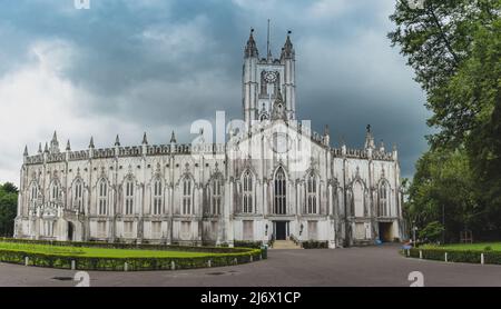 Panoramablick auf die St. Paul cathedral Kolkata. St. Paul's Cathedral ist eine CNI Kathedrale der anglikanischen Hintergrund in Kolkata, West Bengal, Indien, merkte fo Stockfoto