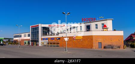 Sedziszow Malopolski, Polen - 1. November 2021: Geschäftskomplex mit Hotel Ines und Einkaufszentrum in der Wesola Straße Stockfoto