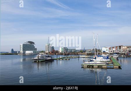 Cardiff Bay und Waterfront an einem sonnigen Aprilmorgen, mit Booten vor Anker und einem blauen See und blauem Himmel Stockfoto