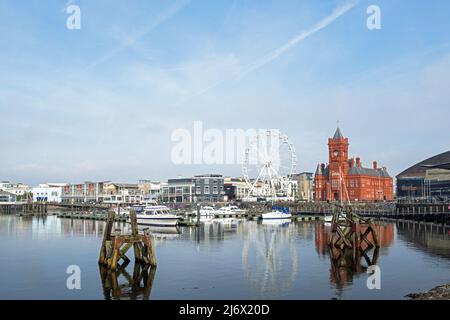 Blick über die Cardiff Bay zur Waterfront an einem sonnigen Apriltag in Südwales Stockfoto