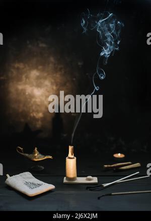 Palo Santo brennt mit Rauch in einem schönen Kerzenständer. Heilung, Meditation, Entspannung, reinigendes Konzept. Palo santo Holz, aromatische Sticks o Stockfoto