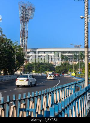 Kalkutta, Indien, Dezember 01,2021: Außenansicht des zweitgrößten Cricket-Stadions Indiens, EDEN GARDENS mit dem Stadtverkehr von Kalkutta. Stockfoto