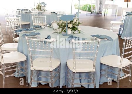 Florale Tischdekoration für Ferien und Hochzeiten. Hochzeitsreisende, Touristen. Ein festlicher Tisch für eine Feier, Veranstaltung, Party oder Hochzeit im Freien Stockfoto