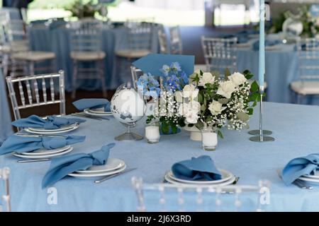 Florale Tischdekoration für Ferien und Hochzeiten. Hochzeitsreisende, Touristen. Ein festlicher Tisch für eine Feier, Veranstaltung, Party oder Hochzeit im Freien Stockfoto