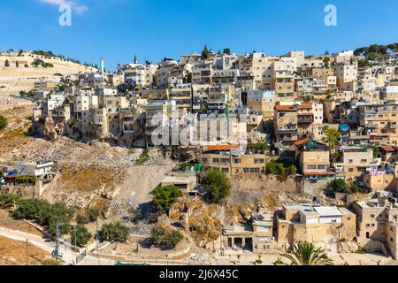 Jerusalem, Israel - 13. Oktober 2017: Panorama des Ölbergs mit dem Dorf Siloam über dem Kidron-Tal von der Südwand des Tempelbergs in Jerus aus gesehen Stockfoto