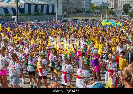 Dnipro, Ukraine - 13. September 2014: Jugendliche, Schüler und Studenten auf öffentlicher Demonstration zur Aufrechterhaltung der vereinigten und souveränen Ukraine Stockfoto