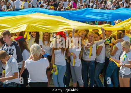 Dnipro, Ukraine - 13. September 2014: Jugendliche, Schüler und Studenten bei einer öffentlichen Demonstration zur Unterstützung der vereinigten und souveränen Ukraine Stockfoto