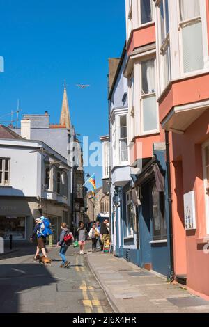 Stadtzentrum von Tenby, Blick auf Menschen, die in der St Julian's Street in der historischen Küstenstadt Tenby, Pembrokeshire, Wales, Großbritannien, spazieren gehen Stockfoto