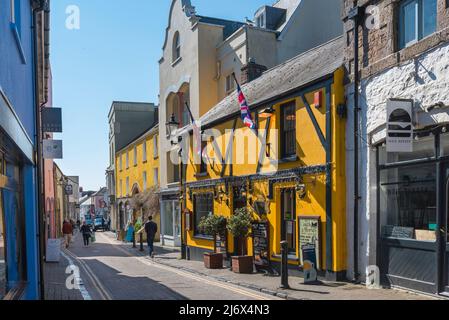 Stadtzentrum von Tenby, Blick auf die farbenfrohen Geschäfte in der Upper Frog Street in der historischen Küstenstadt Tenby, Pembrokeshire, Wales, Großbritannien Stockfoto