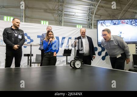 (220504) -- HELSINKI, 4. Mai 2022 (Xinhua) -- Teilnehmer stellen auf der Technology Fair 2022 in Helsinki, Finnland, am 4. Mai 2022 einen Roboter vor, der menschliche Gesichtsausdrücke erkennen kann. Die Veranstaltung findet vom 3. Bis 5. Mai im Helsinki Fair Centre statt. Das Thema der diesjährigen Veranstaltung ist „Lösungen für eine nachhaltige Zukunft“. (Foto von Matti Matikainen/Xinhua) Stockfoto