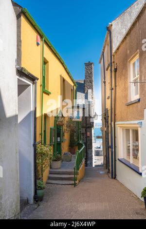 Quay Hill Tenby, Blick auf das Plantagenet Restaurant und das historische Tudor Merchant's House in Quay Hill im Hafengebiet von Tenby, Wales Stockfoto