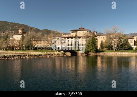 Broadmoor Hotel West über Cheyenne Lake, Colorado Springs, USA Stockfoto