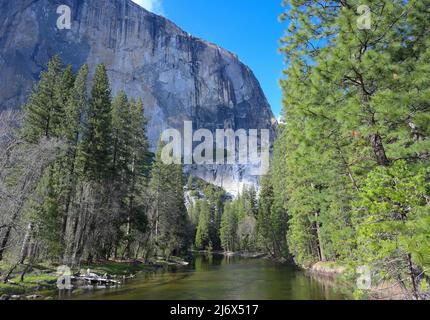 Das berühmte El Capitan liegt vor dem berühmten Yosemite Valley (US-Nationalpark), Mariposa CA Stockfoto