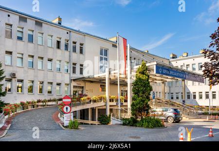 Warschau, Polen - 11. Juli 2021: Krankenhaus und medizinisches Zentrum der Heiligen Familie in der Madalinskiego Straße 25 im Warschauer Stadtteil Mokotow Stockfoto