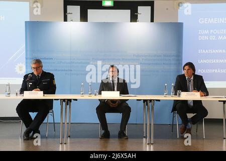 04. Mai 2022, Baden-Württemberg, Mannheim: Andreas Stenger (r), Präsident der Landeskriminalpolizei Baden-Württemberg, Romeo Schüssler (M), Leiter der Staatsanwaltschaft Mannheim, Und Siegfried Kollmar (l.), Präsident des Mannheimer Polizeihauptquartiers, informiert auf einer Pressekonferenz über den aktuellen Stand der Ermittlungen, nachdem am 2. Mai 2022 ein Mann nach einem Polizeikontrollpunkt in Mannheim gestorben ist. Foto: Dieter Leder/dpa Stockfoto