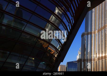 Luxushotel Dubai, außergewöhnliche Architektur, Spiegelung in den Glasfenstern der Dubai Oper das glitzernde Luxushotel The Address in Dubai Stockfoto