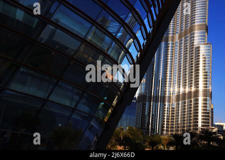 Luxushotel Dubai, außergewöhnliche Architektur, Spiegelung in den Glasfenstern der Dubai Oper das glitzernde Luxushotel The Address in Dubai Stockfoto