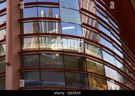 Luxushotel Dubai, außergewöhnliche Architektur, Spiegelung in den Glasfenstern der Dubai Oper das glitzernde Luxushotel The Address in Dubai Stockfoto