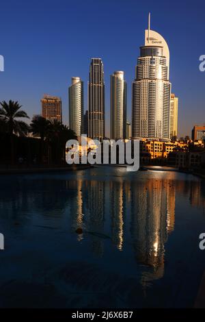 Luxushotel Dubai, außergewöhnliche Architektur, Spiegelung, atemberaubende Aussicht beim Luxushotel The Address in Dubai mit Blick auf Burj Khalifa Stockfoto